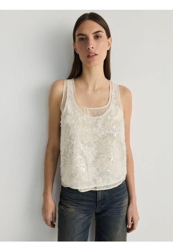 Reserved - Bluzka z lyocellu z cekinami - kremowy. Kolor: kremowy. Materiał: tkanina