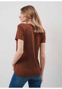 Ochnik - Brązowy T-shirt damski z aplikacją. Kolor: brązowy. Materiał: wiskoza. Wzór: aplikacja