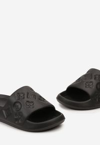 Born2be - Czarne Klapki Piankowe z Wytłoczonym Wzorem Railina. Okazja: na plażę. Kolor: czarny. Sezon: lato. Styl: elegancki #2