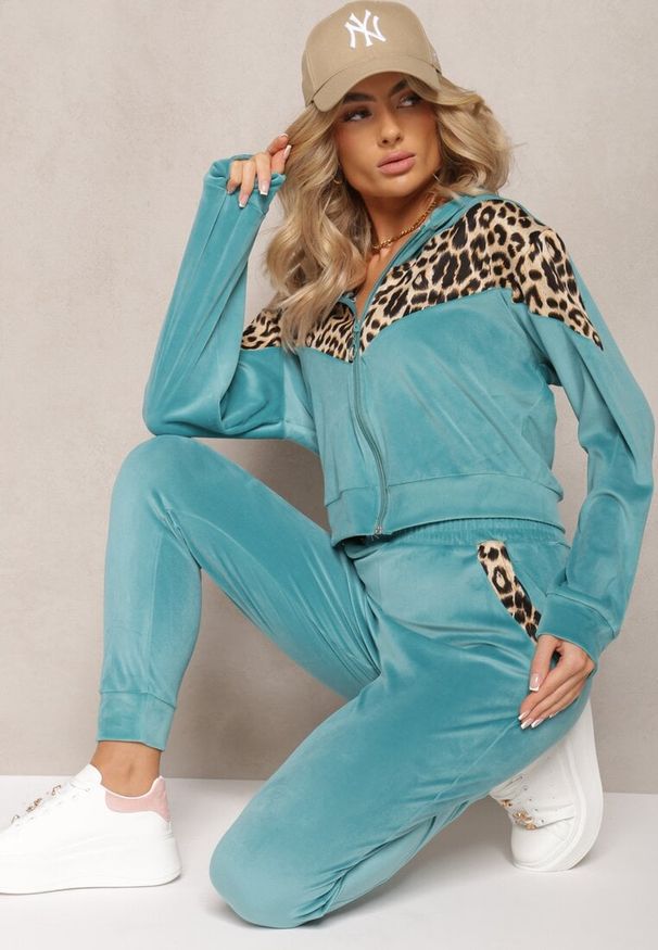 Renee - Jasnoniebieski Welurowy Komplet Dresowy 2-Częściowy z Animal Print Bluza i Spodnie Atisilva. Kolor: niebieski. Materiał: welur, dresówka. Wzór: nadruk