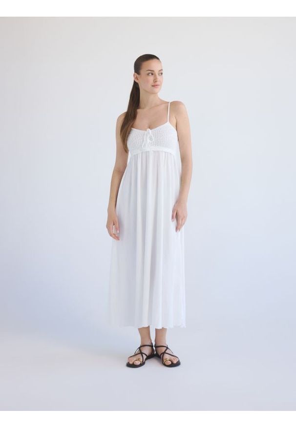 Reserved - Sukienka midi na ramiączkach - złamana biel. Materiał: tkanina. Długość rękawa: na ramiączkach. Wzór: gładki. Typ sukienki: proste. Długość: midi