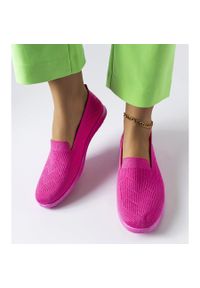 Inna Różowe materiałowe tenisówki Aoife. Nosek buta: okrągły. Kolor: różowy. Materiał: materiał. Sezon: lato. Styl: elegancki