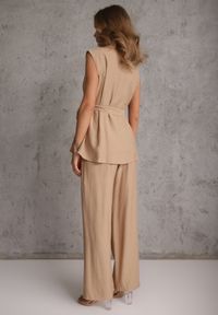 Renee - Beżowy Letni Komplet Kamizelka z Paskiem i Ozdobnymi Guzikami i Szerokie Spodnie Sharieth. Kolor: beżowy #8