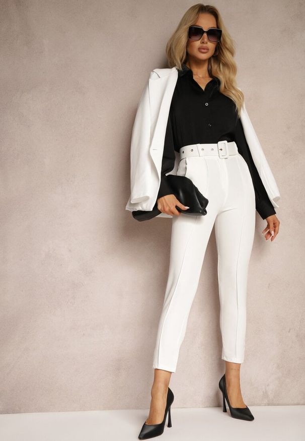 Renee - Białe Dopasowane Spodnie Garniturowe High Waist z Paskiem w Talii Ozdobionym Klamrą Binah. Stan: podwyższony. Kolor: biały. Długość: długie. Wzór: aplikacja