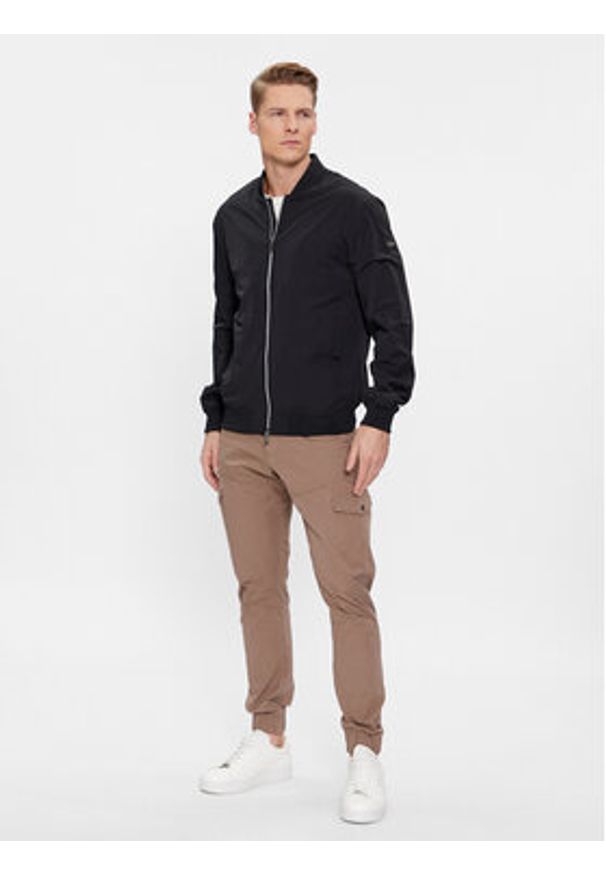 Guess Kurtka bomber Tech Strerch M4RL02 WFVY2 Czarny Regular Fit. Kolor: czarny. Materiał: syntetyk