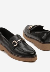 Born2be - Czarne Mokasyny z Metaliczną Aplikacją i Tłoczeniem Arvacce. Okazja: na co dzień. Kolor: czarny. Materiał: jeans. Wzór: aplikacja. Styl: casual, elegancki #4