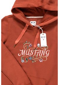 Mustang - BLUZA MUSTANG Bella H Embroidery BURNT HENNA 1008025 7143. Typ kołnierza: kaptur. Kolor: pomarańczowy. Wzór: nadruk