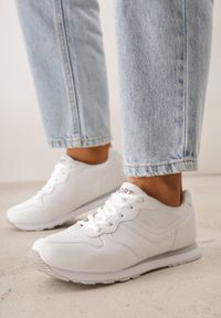 Born2be - Białe Buty Sportowe Laodosa. Okazja: na co dzień. Wysokość cholewki: przed kostkę. Kolor: biały. Materiał: materiał. Szerokość cholewki: normalna. Wzór: napisy, haft, aplikacja #1