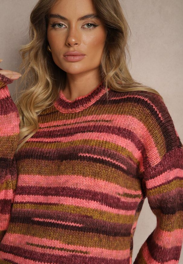 Renee - Różowo-Brązowy Sweter Ozdobiony Poziomymi Paskami Atorila. Kolor: różowy. Wzór: aplikacja. Sezon: zima