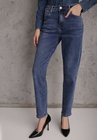 Renee - Niebieskie Jeansy z Dodatkiem Bawełny Typu Mom Fit Mastorea. Okazja: na co dzień. Stan: podwyższony. Kolor: niebieski. Sezon: wiosna. Styl: casual, street, klasyczny #5