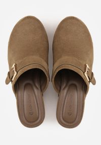 Born2be - Zielone Klapki Chodaki na Słupku z Imitacji Drewna Zdobione Nitami i Sprzączką Salona. Okazja: na co dzień. Kolor: zielony. Materiał: zamsz. Wzór: aplikacja. Sezon: lato. Obcas: na słupku. Styl: boho, wakacyjny, casual, klasyczny. Wysokość obcasa: średni #9