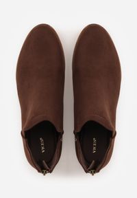 Renee - Brązowe Botki VICES Ozdobione Suwakiem i Wycięciami na Cholewce Fyserira. Okazja: na co dzień. Kolor: brązowy. Materiał: jeans. Szerokość cholewki: normalna. Wzór: aplikacja. Styl: casual #8