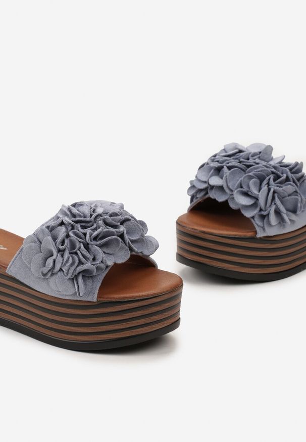 Renee - Niebieskie Klapki na Wysokiej Platformie z Ozdobnym Paskiem Lolia. Nosek buta: okrągły. Kolor: niebieski. Wzór: kwiaty, aplikacja. Obcas: na platformie. Styl: boho