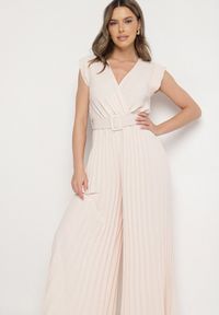 Born2be - Beżowy Kombinezon o Kopertowym Kroju z Plisami i Paskiem w Talii Salivania. Okazja: na co dzień. Kolor: beżowy. Styl: elegancki, casual #6