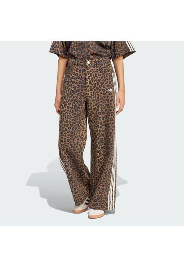 Adidas - adidas Jeansy KA2680 Brązowy Loose Fit. Kolor: brązowy