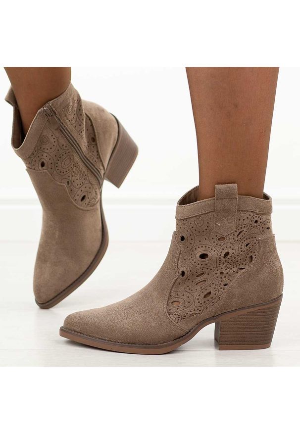 eVento - Fango ażurowe botki damskie, kowbojki Evento 9452. Okazja: na co dzień. Kolor: brązowy. Szerokość cholewki: normalna. Wzór: ażurowy. Materiał: zamsz. Sezon: jesień, wiosna, lato. Obcas: na obcasie. Styl: klasyczny, casual, elegancki. Wysokość obcasa: średni