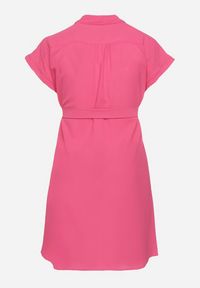 Born2be - Fuksjowa Koszulowa Sukienka z Krótkim Rękawem i Wiązaniem w Pasie Mistie. Kolekcja: plus size. Kolor: różowy. Materiał: materiał. Długość rękawa: krótki rękaw. Wzór: gładki. Sezon: wiosna, lato. Typ sukienki: koszulowe. Długość: midi #2