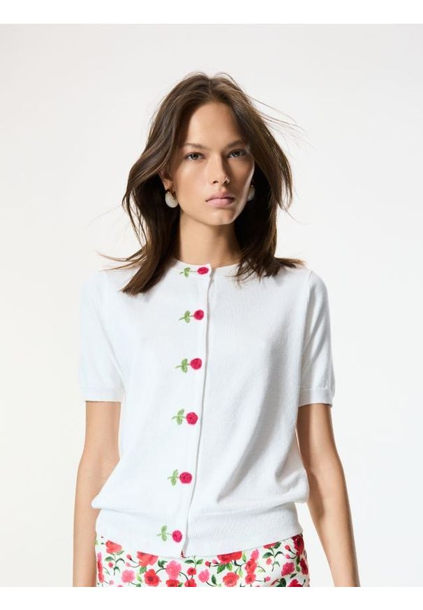 Reserved - Kardigan z ozdobnymi guzikami - biały. Kolor: biały. Materiał: wiskoza, dzianina