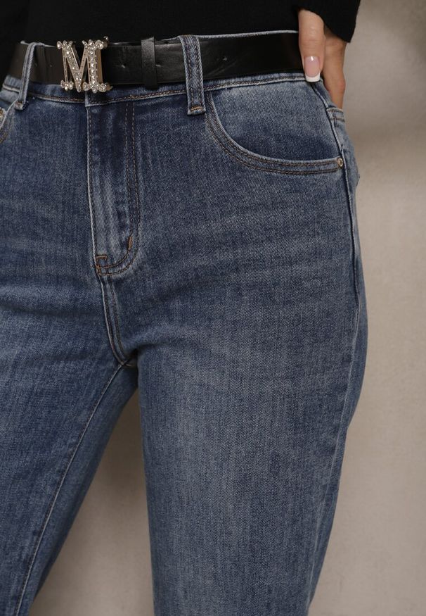 Renee - Niebieskie Jeansy o Kroju Dzwonów z Paskiem z Klamrą Zdobioną Cyrkoniami Cyreti. Okazja: na co dzień. Kolor: niebieski. Wzór: aplikacja. Styl: retro, casual