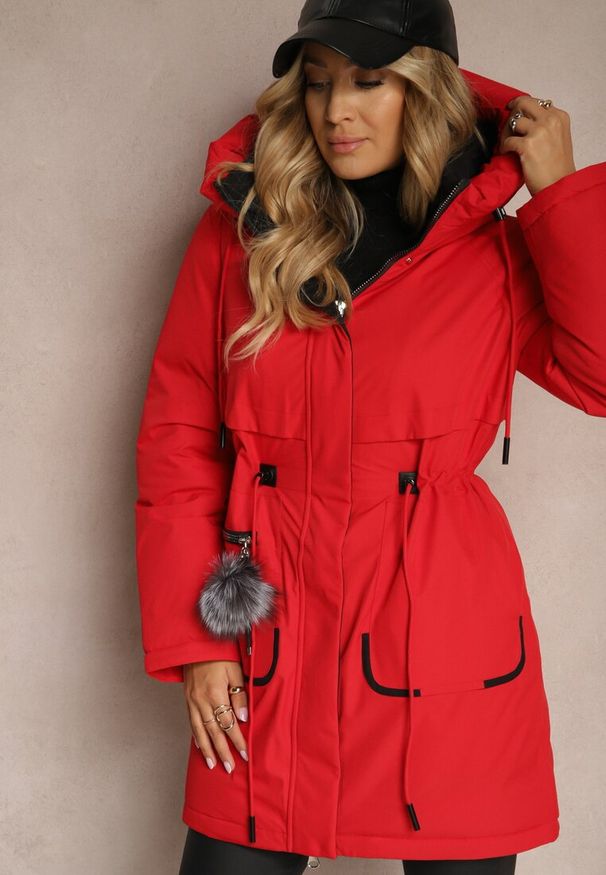 Renee - Czerwona Kurtka Parka ze Ściągaczami w Talii i Kapturem Zdobiona Zawieszką Zeriena. Okazja: na co dzień. Kolor: czerwony. Materiał: jeans. Długość rękawa: długi rękaw. Długość: długie. Wzór: aplikacja. Styl: elegancki, casual