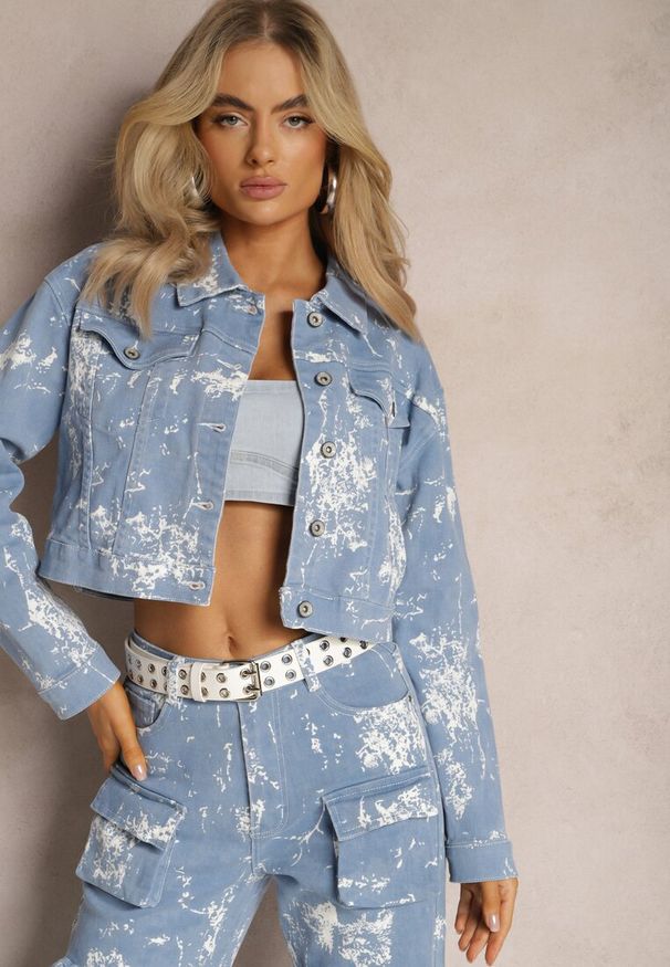 Renee - Niebieska Krótka Kurtka Jeansowa Ozdobiona Efektem Sprania Asedia. Kolor: niebieski. Materiał: jeans. Długość: krótkie. Wzór: aplikacja
