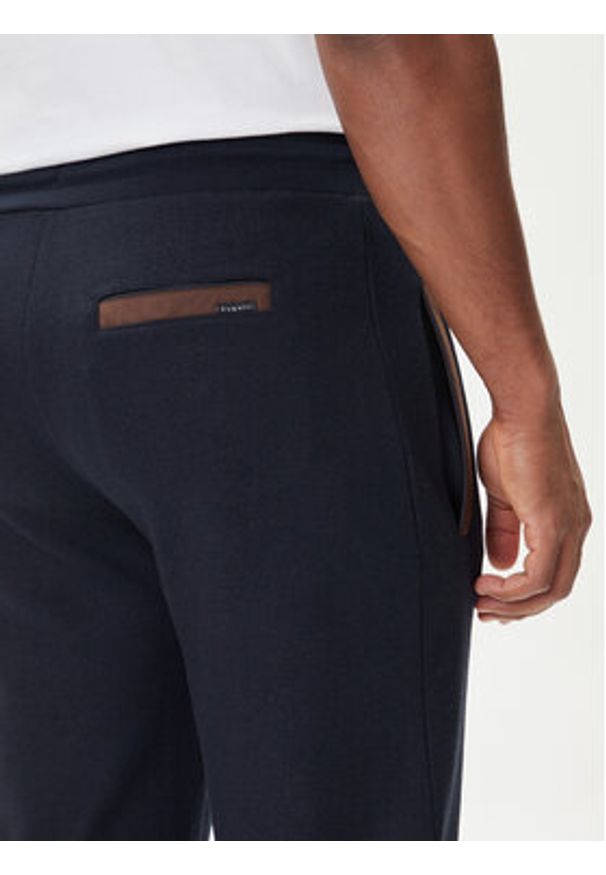 Bugatti Spodnie dresowe 8200-85050D Granatowy Regular Fit. Kolor: niebieski. Materiał: bawełna