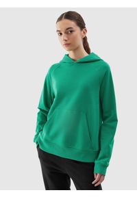 4f - Bluza dresowa nierozpinana z kapturem damska - zielona. Okazja: na co dzień. Typ kołnierza: kaptur. Kolor: zielony. Materiał: dresówka. Długość rękawa: raglanowy rękaw. Wzór: ze splotem, gładki. Styl: casual, sportowy #1