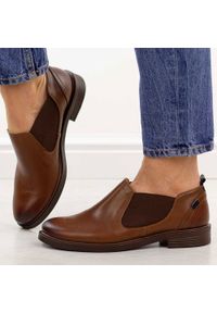 Brązowe skórzane Polskie półbuty damskie Gregors 1156. Okazja: na co dzień, na spotkanie biznesowe. Nosek buta: okrągły. Zapięcie: bez zapięcia. Kolor: brązowy. Materiał: skóra. Szerokość cholewki: normalna. Sezon: wiosna. Styl: casual, biznesowy, elegancki, klasyczny #1