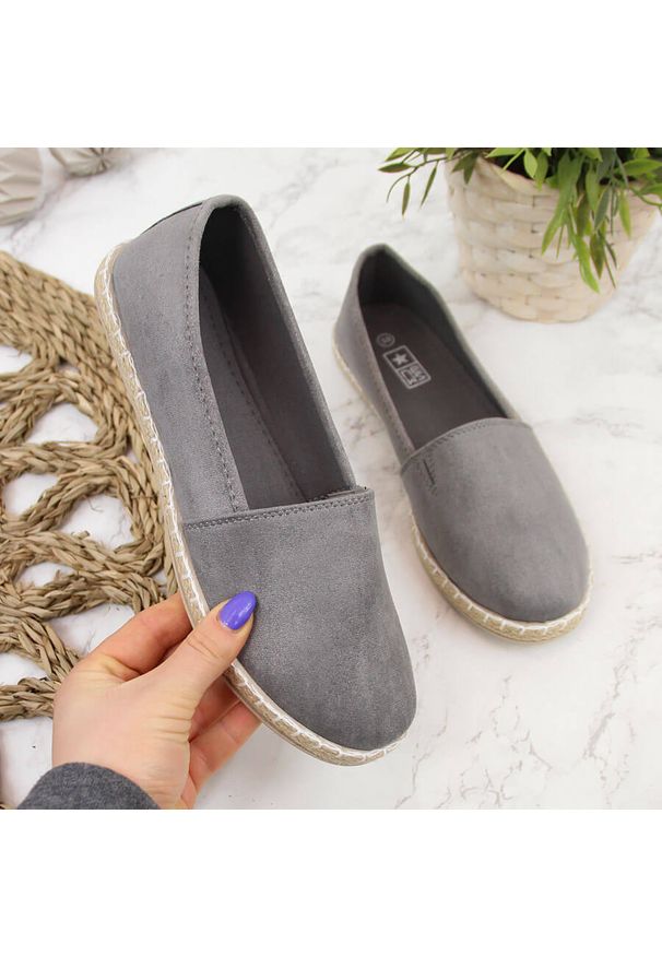 Espadryle damskie slip on szare NEWS. Zapięcie: bez zapięcia. Kolor: szary. Materiał: materiał. Szerokość cholewki: normalna