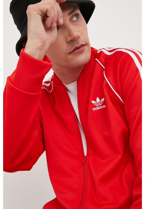 adidas Originals bluza HF2124 męska kolor czerwony z aplikacją. Okazja: na co dzień. Kolor: czerwony. Materiał: materiał. Długość rękawa: raglanowy rękaw. Wzór: aplikacja. Styl: casual