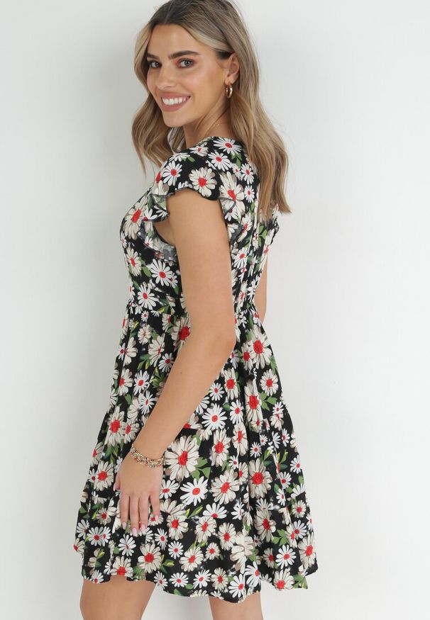 Born2be - Czarna Sukienka Mini z Wiskozy z Gumką w Pasie i Falbankami Nidi. Typ kołnierza: kołnierz z falbankami. Kolor: czarny. Materiał: wiskoza. Długość: mini