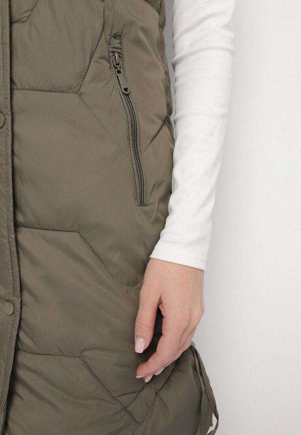 Born2be - Ciemnozielona Pikowana Kamizelka z Odpinanym Kapturem i Ściągaczami Lorianvia. Okazja: na co dzień, na spacer. Kolor: zielony. Materiał: jeans. Styl: sportowy, elegancki, casual