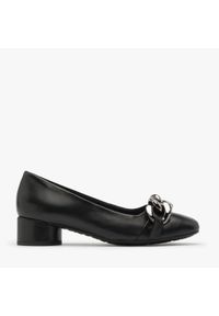 Ryłko - Czarne czółenka z masywnym łańcuchem SOPHIE. Nosek buta: okrągły. Kolor: czarny. Materiał: skóra. Obcas: na obcasie. Wysokość obcasa: średni #1
