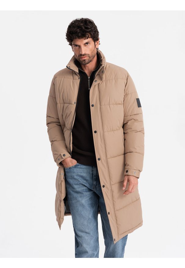 Ombre Clothing - Pikowana długa kurtka męska z odpinanym kapturem – beżowa V2. Typ kołnierza: kaptur. Kolor: beżowy. Materiał: guma, puch, tkanina, poliester, materiał, syntetyk. Długość: długie. Wzór: gładki, aplikacja, ze splotem