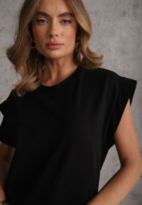 Renee - Czarna Sukienka T-shirtowa z Krótkimi Szerokimi Rękawami Arisea. Okazja: na spotkanie biznesowe. Kolor: czarny. Długość rękawa: krótki rękaw. Sezon: wiosna, lato. Typ sukienki: proste. Styl: elegancki, biznesowy #2