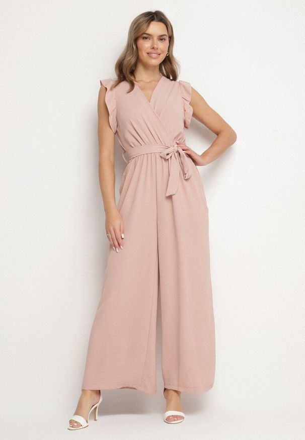 Born2be - Jasnoróżowy Taliowany Kombinezon Koktajlowy z Paskiem w Talii i Falbanami przy Ramionach Vimarine. Okazja: na imprezę. Kolor: różowy. Materiał: jeans. Styl: wizytowy