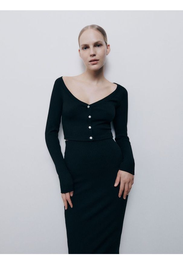 Reserved - Crop top z prążkowanej dzianiny - czarny. Kolor: czarny. Materiał: dzianina, prążkowany. Długość: krótkie. Wzór: prążki