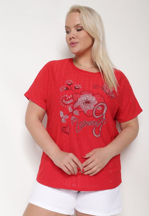 Born2be - Czerwony Ażurowy T-shirt z Bawełną Ozdobiony Cyrkoniami Deviana. Okazja: na co dzień. Kolor: czerwony. Materiał: bawełna. Wzór: aplikacja, ażurowy. Sezon: lato. Styl: wizytowy, elegancki, casual
