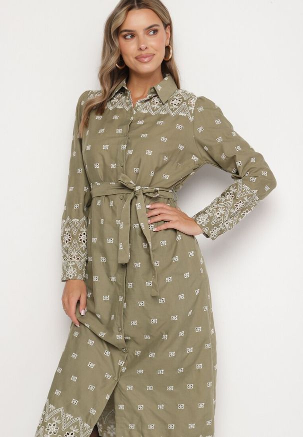 Born2be - Zielona Sukienka o Koszulowym Kroju z Wiązanym Paskiem Ozdobiona Haftem Valentirae. Okazja: na co dzień. Kolor: zielony. Materiał: bawełna. Wzór: aplikacja, haft. Typ sukienki: koszulowe. Styl: klasyczny, casual