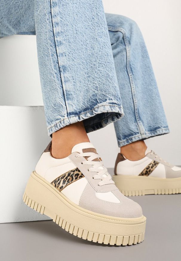 Renee - Beżowo-Panterkowe Sneakersy na Platformie Ozdobione Paskiem Vivesse. Okazja: na co dzień. Zapięcie: pasek. Kolor: beżowy. Materiał: jeans. Wzór: aplikacja. Obcas: na platformie