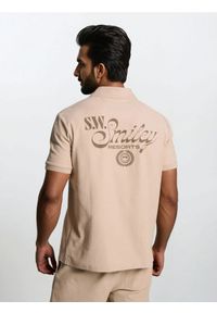 Sinsay - Bawełniane polo z nadrukiem Smiley - beżowy. Typ kołnierza: polo. Kolor: beżowy. Materiał: bawełna. Wzór: nadruk #1