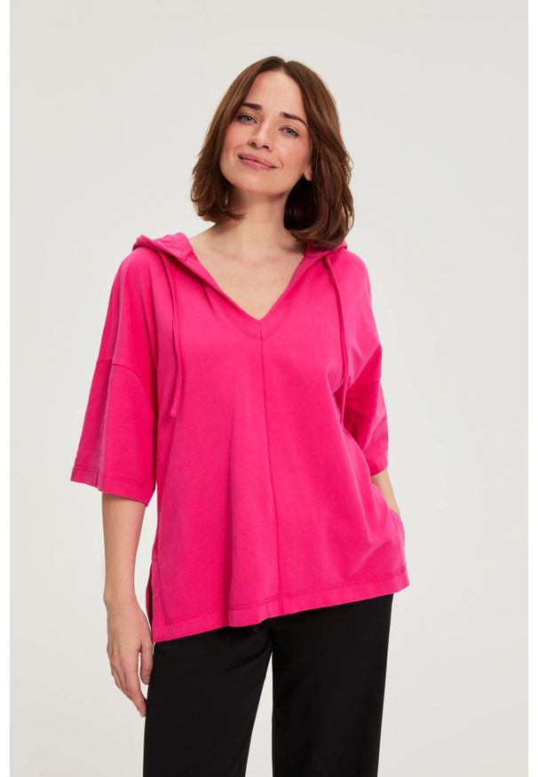MOODO - Bluza z kapturem i krótkimi rękawami fuksjowa. Typ kołnierza: kaptur. Materiał: bawełna, elastan. Długość rękawa: krótki rękaw. Długość: krótkie