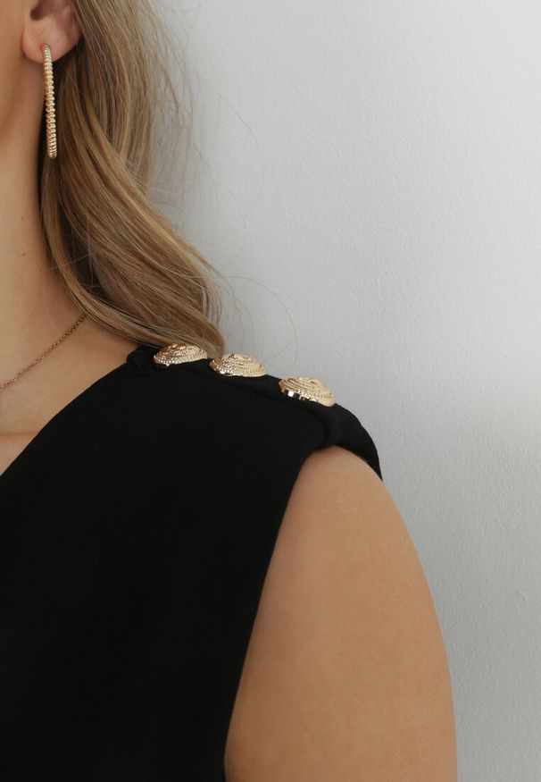 Born2be - Czarny Kombinezon z Kopertowym Dekoltem i Wiązaniem w Talii Vannessa. Kolekcja: dla wysokich. Kolor: czarny. Materiał: prążkowany, materiał. Długość: długie