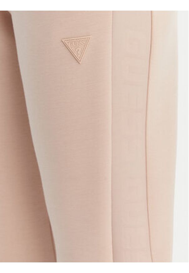 Guess Spodnie dresowe V2YB18 K7UW2 Beżowy Regular Fit. Kolor: beżowy. Materiał: wiskoza