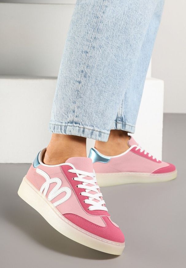 Renee - Różowe Sneakersy Kultowe Tenisówki Zdobione Abstrakcyjną Aplikacją Fendiva. Okazja: na co dzień. Kolor: różowy. Materiał: jeans. Wzór: aplikacja