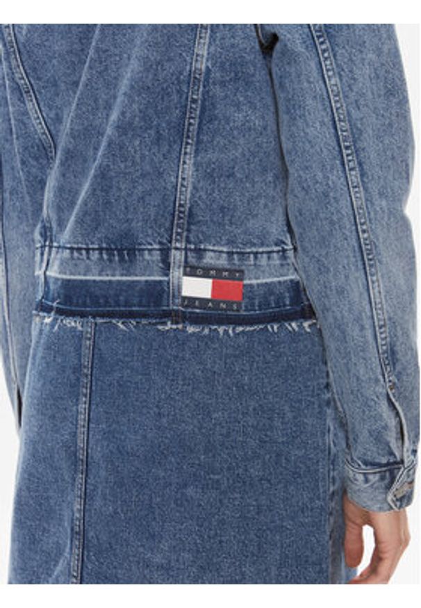 Tommy Jeans Kurtka jeansowa Izzie DW0DW16989 Niebieski Slim Fit. Kolor: niebieski. Materiał: bawełna