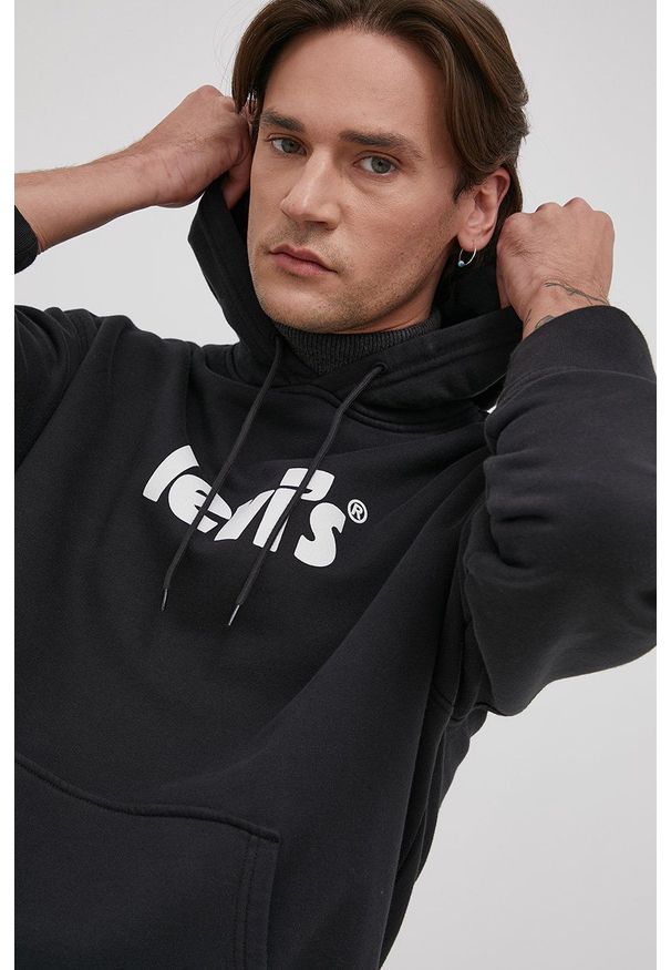 Levi's® - Levi's Bluza bawełniana męska kolor czarny z kapturem z nadrukiem. Okazja: na spotkanie biznesowe. Typ kołnierza: kaptur. Kolor: czarny. Materiał: bawełna. Wzór: nadruk. Styl: biznesowy