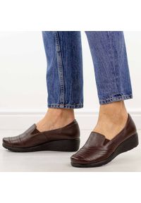 Brązowe Polskie półbuty damskie Gregors 920. Okazja: na co dzień. Nosek buta: okrągły. Kolor: brązowy. Materiał: skóra. Szerokość cholewki: normalna. Sezon: wiosna, jesień, lato. Obcas: na koturnie. Styl: casual, elegancki, klasyczny #1