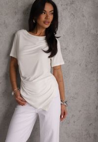 Renee - Biała Asymetryczna Bluzka z Wiskozy z Krótkim Rękawem Zdobiona Marszczeniem Undishi. Okazja: na co dzień. Typ kołnierza: dekolt w łódkę. Kolor: biały. Długość: krótkie. Wzór: aplikacja. Materiał: wiskoza. Długość rękawa: krótki rękaw. Sezon: lato. Styl: casual, klasyczny #1
