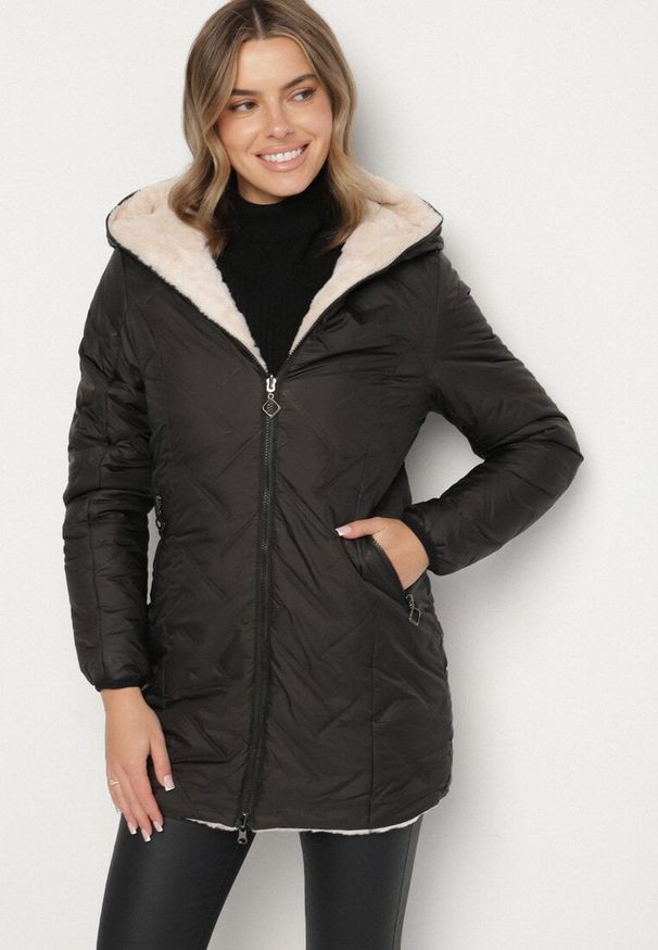 Born2be - Czarno-Beżowa Pikowana Kurtka Dwustronna z Kapturem i Futerkiem Rinaresa. Okazja: na co dzień. Typ kołnierza: kaptur. Kolor: czarny. Materiał: futro. Styl: casual, elegancki
